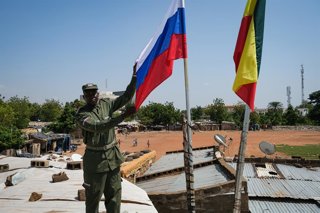 Archivo - November 3, 2021, Bamako, Bamako District, Mali: Aboubacar Kane, 49, climbed to the roof of his house in the Badalabougou neighborhood of Bamako on November 3, 2021, where he proudly poses in military garb holding the Russian flag next to an Eth