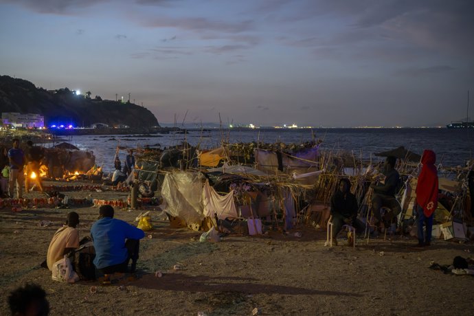 Varios inmigrantes en una playa, a 19 de agosto de 2026, en Ceuta (España). Ceuta sigue afrontando una grave crisis humanitaria después de la histórica entrada masiva de más de 70.000 migrantes a nado por el Tarajal durante los días 30 y 31 del pasado mes