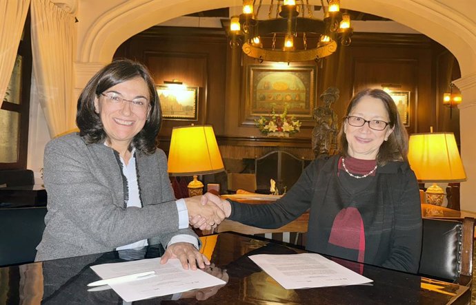 Archivo - La rectora de la UC, Conchi López, y la directora del Colmex, Ana Covarrubias Velasco