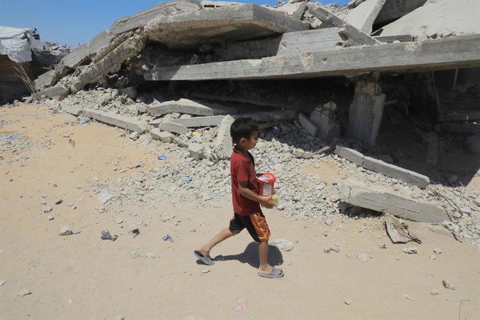Archivo - Arquivo - Imagem de arquivo de uma criança na Faixa de Gaza após um ataque de Israel.