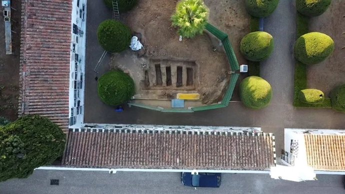 Imagen aérea de una fosa común del cementerio de San Sebastián de Aracena (Huelva).