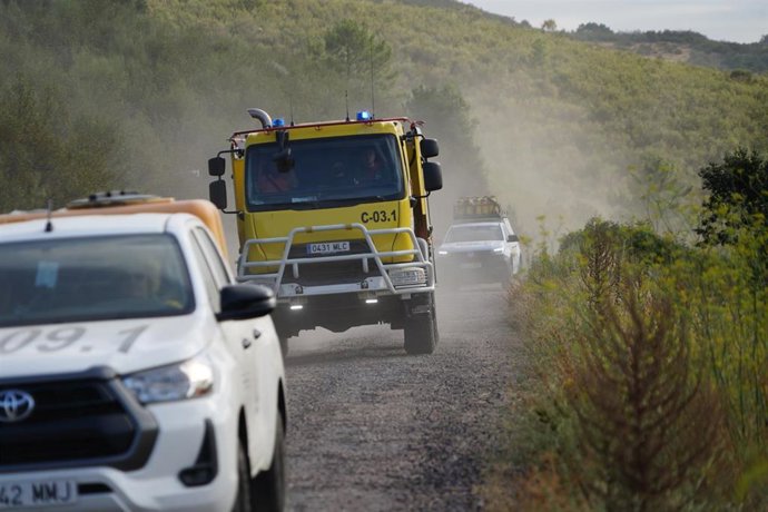 Efectivos de bomberos se desplazan para realizar labores de extinción del incendio en Pinofranqueado desde Salamanca,en Vegas del Dominigo Rey.