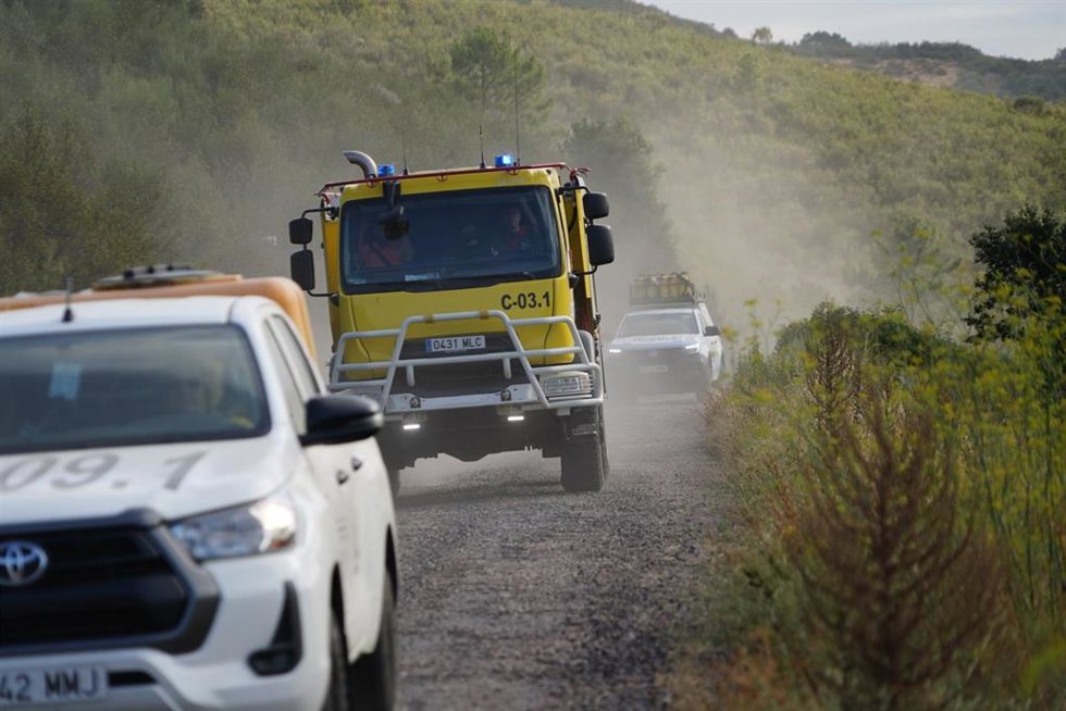 Efectivos de bomberos se desplazan para realizar labores de extinción del incendio en Pinofranqueado desde Salamanca,en Vegas del Dominigo Rey.