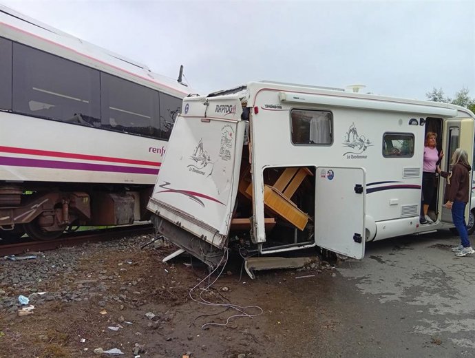 Un tren arrolla a una autocaravana en Ribadedeva.