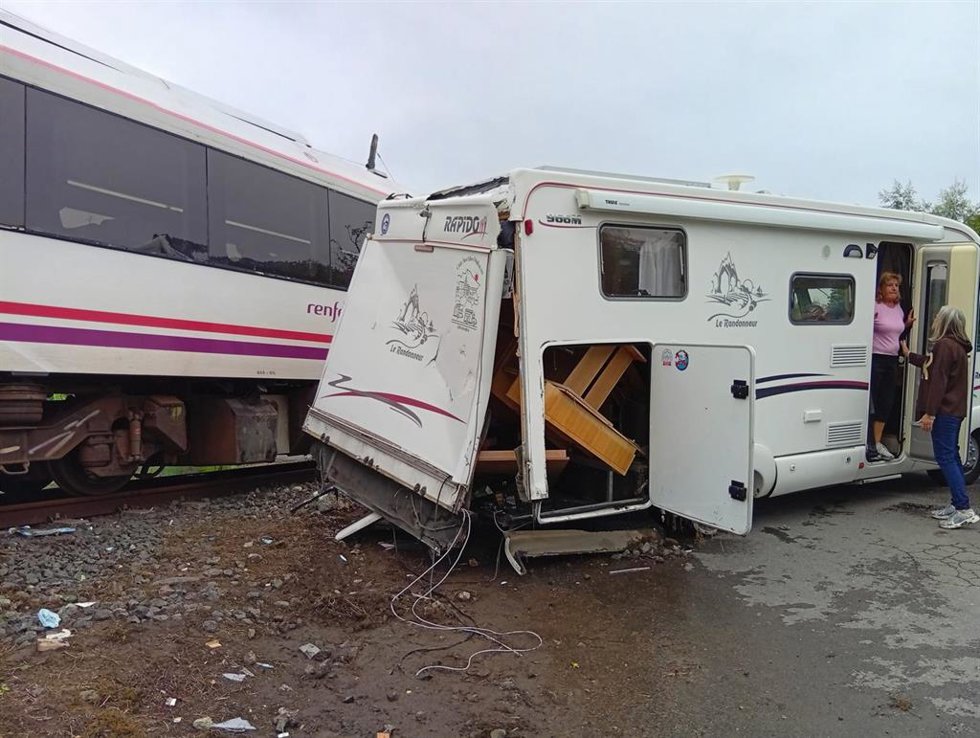 Un tren arrolla a una autocaravana en Ribadedeva.