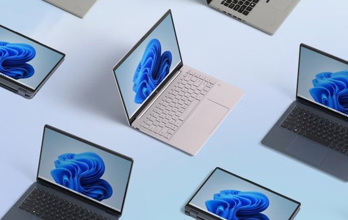 Imagem de vários notebooks com o Windows 11.