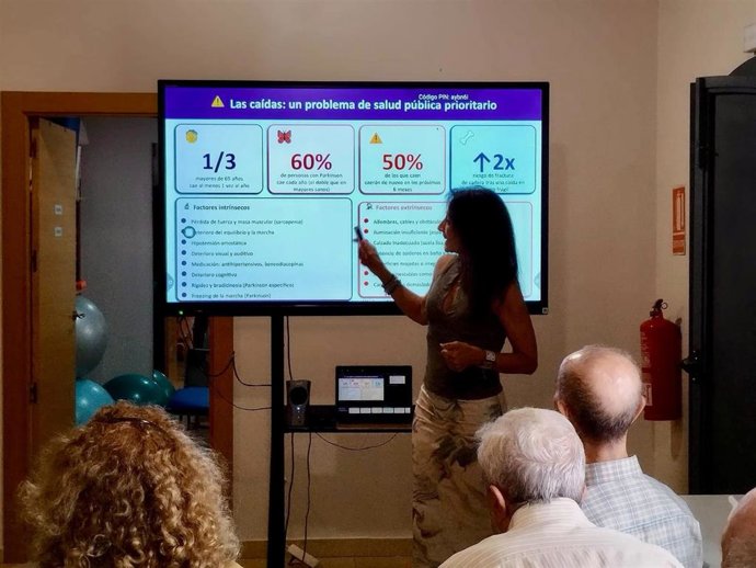 Charla sobre prevención de caídas dirigida a pacientes con párkinson.