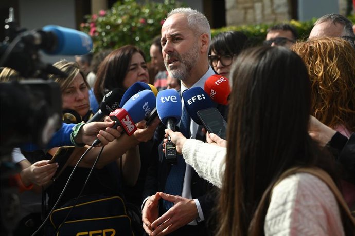 Archivo - El consejero de Educación, Formación Profesional y Universidades del Gobierno de Cantabria, Sergio Silva, atiende a los medios.