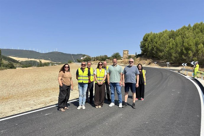 La directora general de Obras Públicas de Infraestructuras, María Torres, junto a representantes locales de la zona.