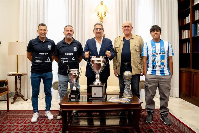 El presidente de la Fundación Cajasol, Antonio Pulido, y el presidente del Club Deportivo Sordos de Huelva, José María Benabat, tras suscribir el acuerdo de colaboración.