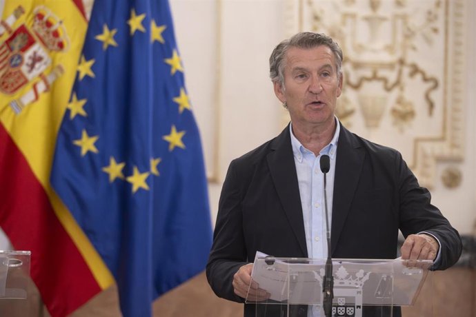 El presidente del Partido Popular, Alberto Núñez Feijóo, atiende a los medios de comunicación, en el Palacio de la Asamblea de Ceuta, a 19 de agosto de 2026, en Ceuta (España). 