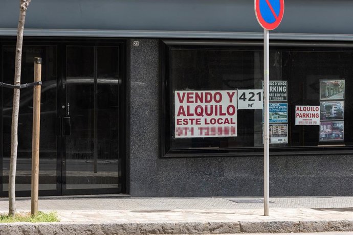 Archivo - Carteles de venta y alquiler en un local, a 15 de abril de 2024, en Palma de Mallorca, Mallorca, Baleares (España).