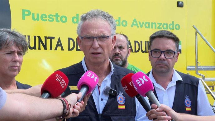 El delegado del Gobierno en Extremadura, José Luis Quintana, atiende a los medios en el puesto de mando avanzado de Pinofranqueado por el incendio de Las Hurdes