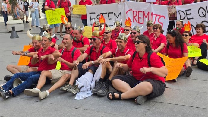 Personal de prevención de incendios protesta de nuevo ante el Palau realizando un remo vikingo