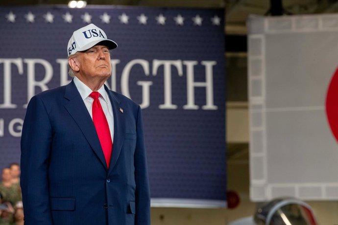 Archivo - October 28, 2025, Yokosuka, Japan: U.S. President Donald Trump, stands for applause after delivering remarks to Sailors and Marines in the hangar bay of Nimitz-class aircraft carrier USS George Washington moored pierside at Fleet Activities Yoko