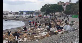 Cientos de migrantes regresan al asentamiento de la playa ceutí de El Trampolín y se suspende la limpieza