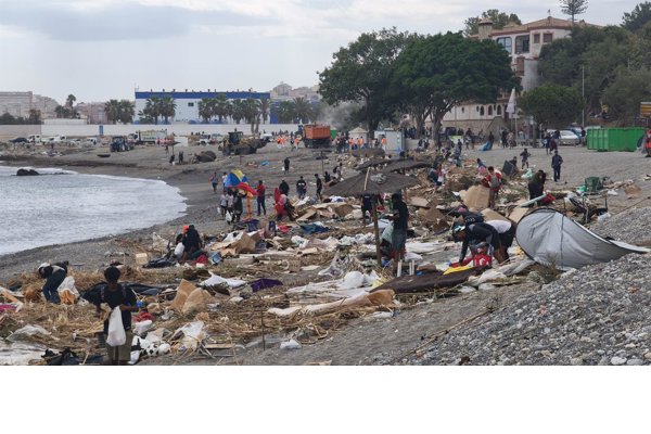 Cientos de migrantes regresan al asentamiento de la playa ceutí de El Trampolín y se suspende la limpieza
