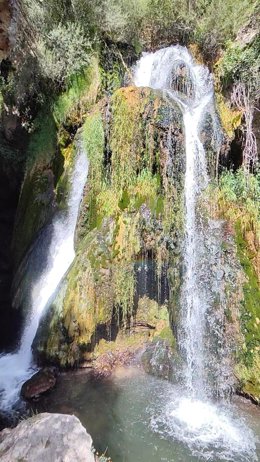 Archivo - Una pequeña cascada en la provincia de Teruel.