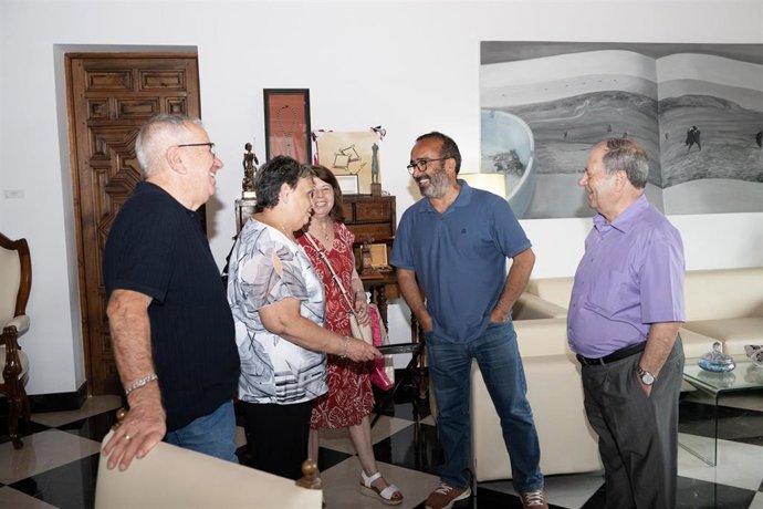 El presidente de la Diputación de Cáceres, Miguel Ángel Morales, ha recibido a miemrbos de la Asociación Cultural Extremeña Zurbarán, con sede en Badalona (Barcelona).
