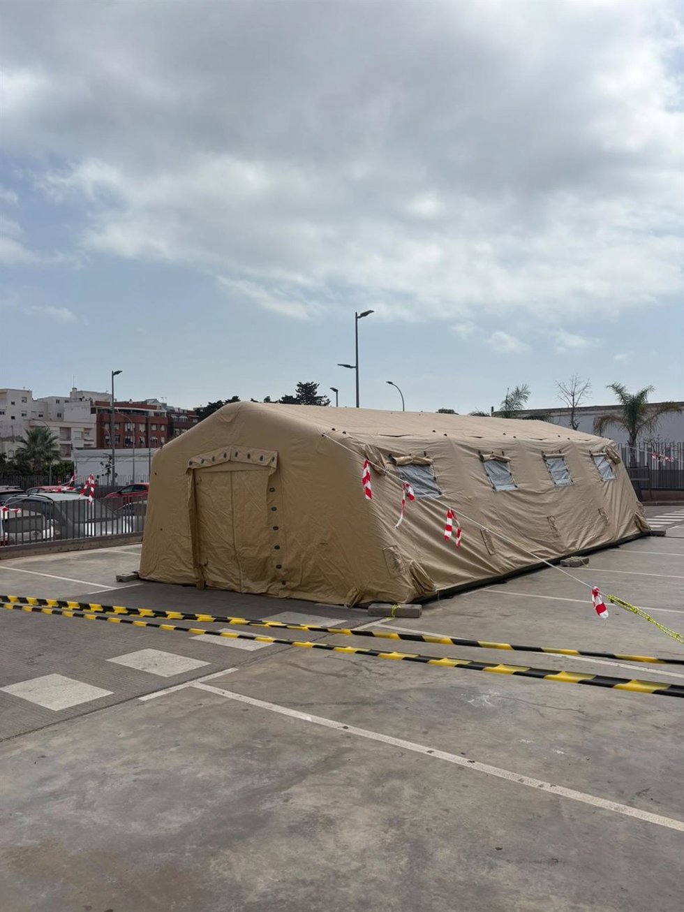 La carpa de hospital de campaña instalado en una explanada del Hospital Universitario de Melilla (HUME) por el Instituto Nacional de Gestión Sanitaria.