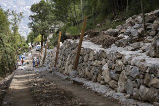 Imatge dels treballs de construcció d'un tallafocs en el bosc de Solobre.