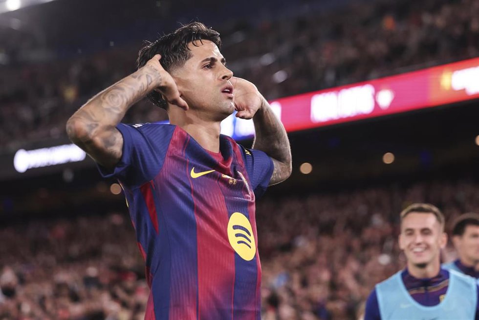 Archivo - El lateral portugués Joao Cancelo celebra un gol con el FC Barcelona. 