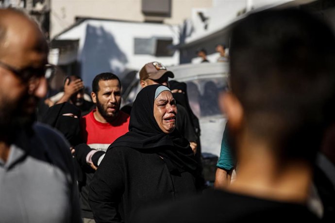 Palestinos rinden homenaje a los restos mortales de nueve palestinos, entre ellos un niño.