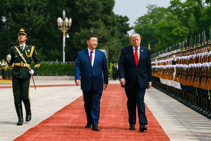 Archivo - Arquivo - 14 de maio de 2026, China, Pequim: O presidente chinês Xi Jinping (à esquerda) acompanha o presidente dos EUA, Donald Trump, passando por crianças em idade escolar que acenam com bandeiras durante a cerimônia oficial de boas-vindas no 