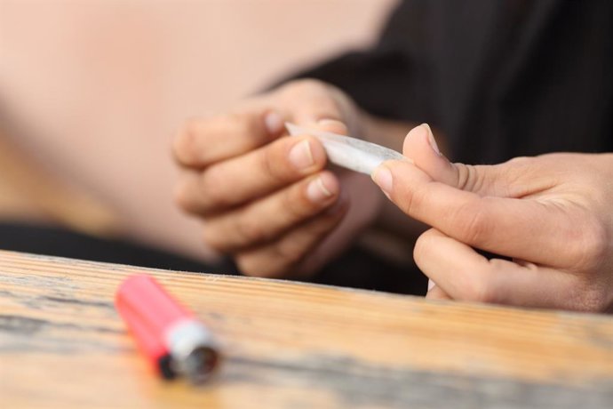 Archivo - Un nuevo metaanálisis vincula el cannabis a una aparición más temprana de la psicosis