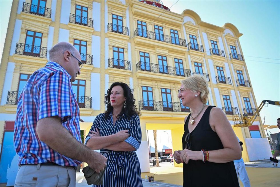 La alcaldesa de Almería, María del Mar Vázquez, junto a la concejal de Urbanismo, Eloísa Cabrera, supervisan la instalación de la nueva portada del real de la Feria de Almería.