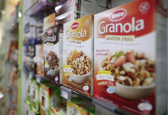 Archivo - Productos para celiacos en la tienda 'Maná Productos Sin Gluten', en la calle Lanuza, 19 de la capital, que ha seguido ofreciendo servicios con envíos a toda España durante el estado de alarma decretado a consecuencia del coronavirus, ante el dí