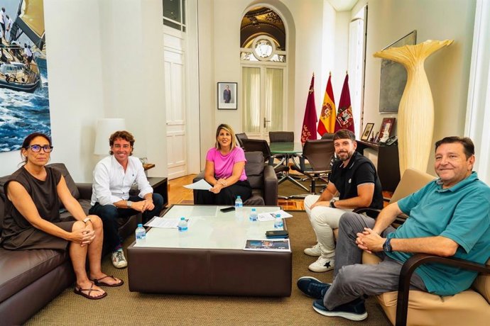 El director general de Deportes, Fran Sánchez, y la alcaldesa de Cartagena, Noelia Arroyo, en la reunión mantenida recientemente con las federaciones deportivas.