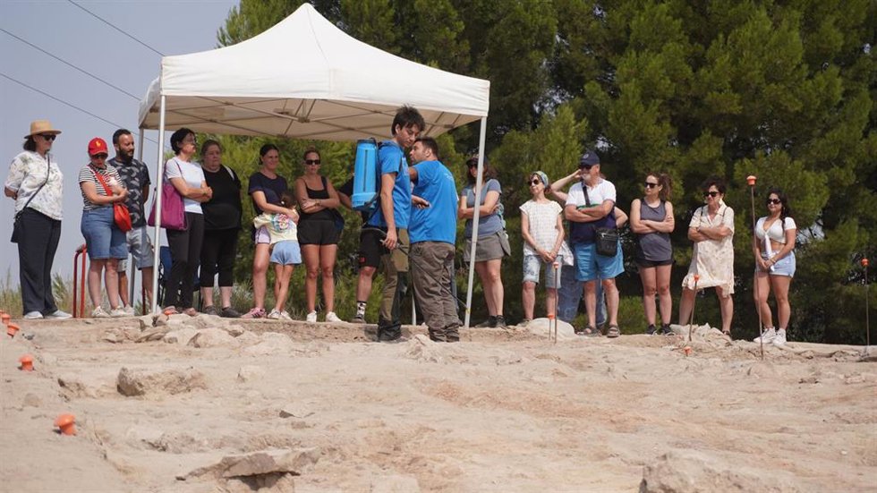 Cientos de personas participan en las actividades de difusión científica gracias a la programación de conferencias y jornadas de puertas abiertas.