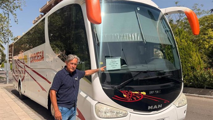 Antonio Losa ante uno de los autobuses que sustituyen al tren entre Jaén y Córdoba.