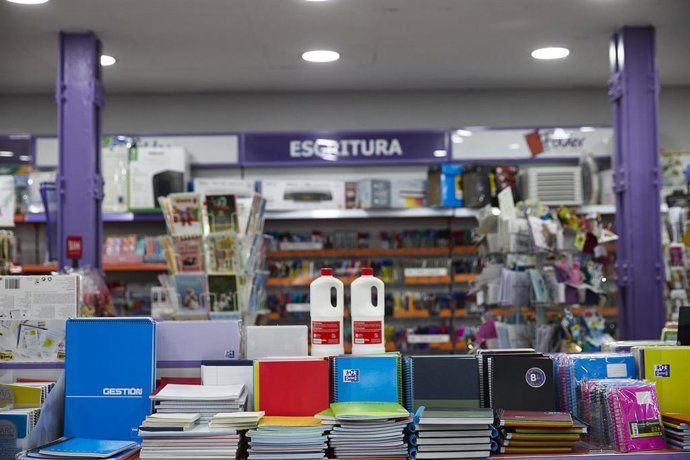 Archivo - Cuadernos en la papelería Folder Hermosilla, a 27 de agosto de 2025, en Madrid (España). 
