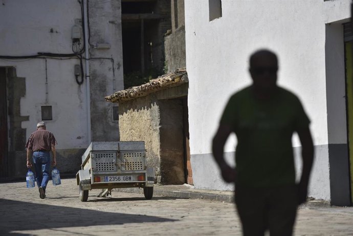 Vecinos de Bailo y Arbués vuelven a sus casas, a 19 de agosto de 2026, en Huesca, Aragón (España). El Centro de Coordinación Operativa Integrada (CECOPI) acordó, en su reunión del martes, 18 de agosto, el realojo, este miércoles, 19 de agosto, de los veci
