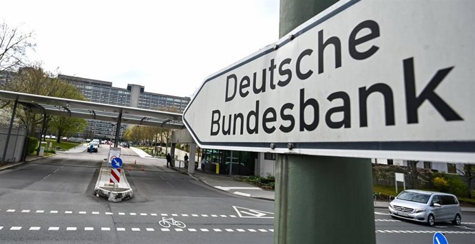 Archivo - FILED - 19 April 2021, Hessen, Frankfurt_Main: A sign reading "Deutsche Bundesbank" is seen in front of the main gate of the Deutsche Bundesbank's headquarters. Photo: Arne Dedert/dpa