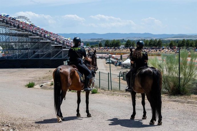 Guardia Civil a caballo en Motorland.
