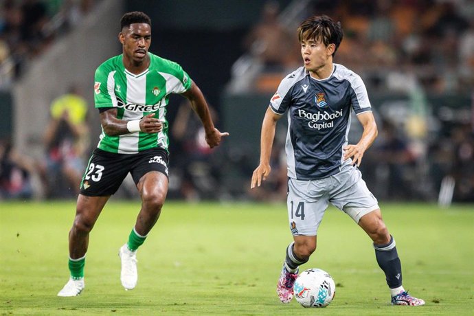 Archivo - Los futbolistas Junior Firpo (izquierda) y  Takefusa Kub (derecha) disputando el encuentro Real Betis - Real Sociedad enla temporada 2025-26 de LaLiga EA Sports.