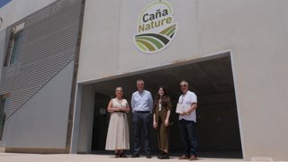 La delegada de Desarrollo Rural de la Junta en Granada, Carmen Lidia Reyes, ha visitado la empresa Caña Nature en Escúzar, para trasladar el apoyo de la Junta de Andalucía al proyecto de crecimiento y modernización de esta empresa.