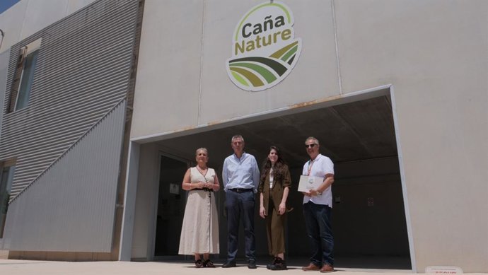 La delegada de Desarrollo Rural de la Junta en Granada, Carmen Lidia Reyes, ha visitado la empresa Caña Nature en Escúzar, para trasladar el apoyo de la Junta de Andalucía al proyecto de crecimiento y modernización de esta empresa.