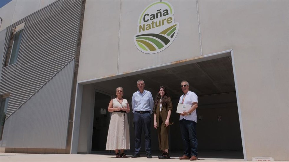 La delegada de Desarrollo Rural de la Junta en Granada, Carmen Lidia Reyes, ha visitado la empresa Caña Nature en Escúzar, para trasladar el apoyo de la Junta de Andalucía al proyecto de crecimiento y modernización de esta empresa.