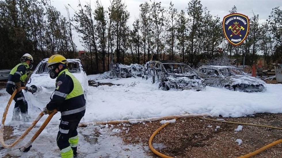 Un incendio entre Inca y Muro quema tres vehículos y maquinaria agrícola