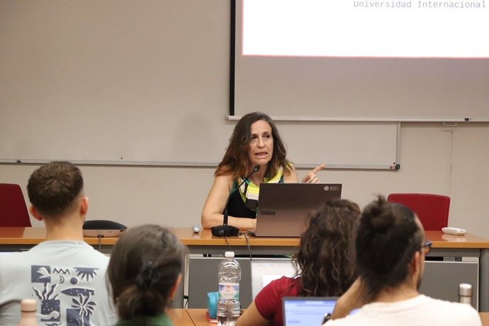 Julieta de Haro durante su ponencia en los cursos de verano de la UNIA.