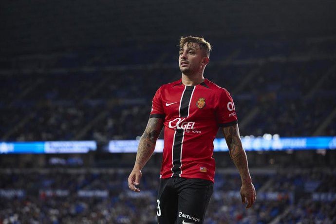 Archivo - El futbolista argentino Pablo Maffeo disputando el encuentro frente a la Real Sociedad en su etapa en el RCD Mallorca