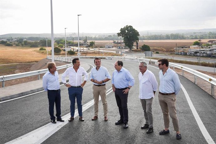El alcalde de Córdoba, José María Bellido, visita el ramal de acceso al Cementerio de Nuestra Señora de La Fuensanta desde la antigua carretera N-IV, así como a urbanizaciones de la zona, que ha reabierto tras las obras.