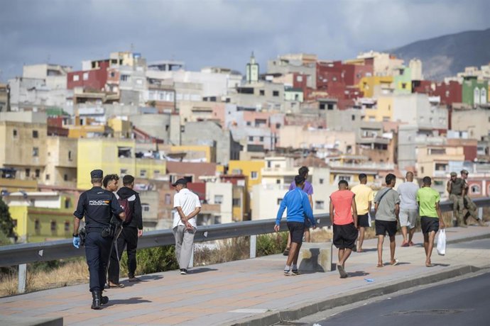 Migrantes desalojados de la playa del Trampolín de camino a ser reubicados, a 20 de agosto de 2026, en Ceuta (España). 