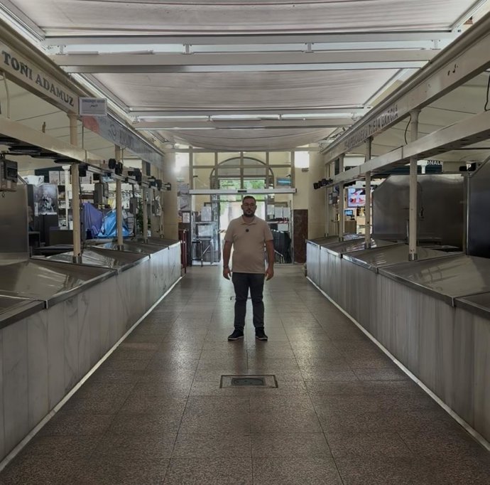 El edil de Hacemos Córdoba Iván Fernández en el Mercado Municipal Sánchez Peña.