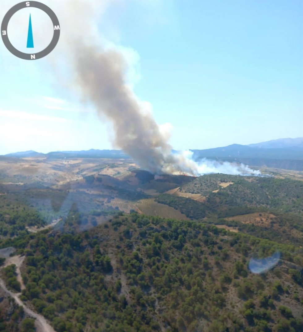 Una de las primeras imágenes del incendio declarado en Jayena. A 20 de agosto de 2026.