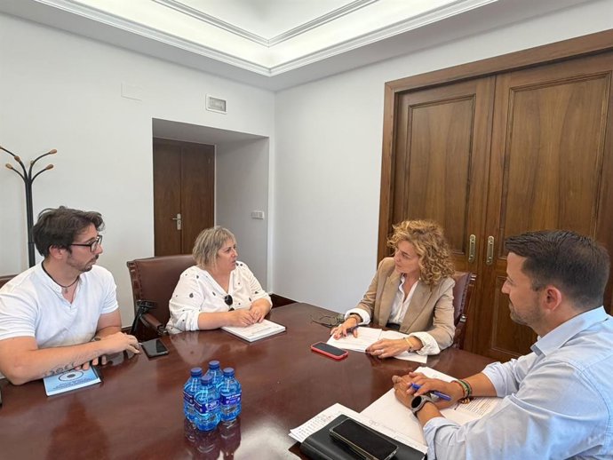 La consejera de Educación, María Pardo, ha mantenido un encuentro de trabajo con la Asociación Salmantina contra el Bullying y Ciberbullying (ASCBYC) y la Federación Española de Asociaciones contra el Acoso Escolar (FEDECAE)